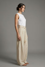 Cargar imagen en el visor de la galería, Pantalón casual color beige de pierna ancha con cinturón