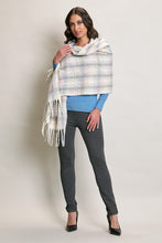 Cargar imagen en el visor de la galería, Bufalda larga invernal color azul con estampado