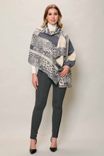 Cargar imagen en el visor de la galería, Bufanda larga invernal color gris con estampado