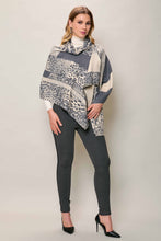 Cargar imagen en el visor de la galería, Bufanda larga invernal color gris con estampado