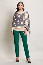 Cargar imagen en el visor de la galería, Bufalda larga elegante color gris con estampado