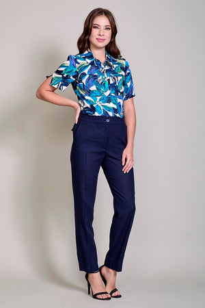 Pantalón recto básico color azul con bolsillos