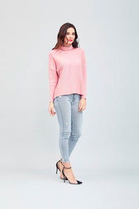 Suéter casual holgado cuello alto color rosa
