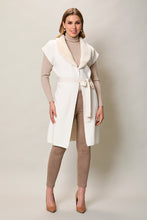 Cargar imagen en el visor de la galería, Suéter largo elegante color perla con cuello afelpado