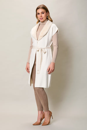 Suéter largo elegante color perla con cuello afelpado