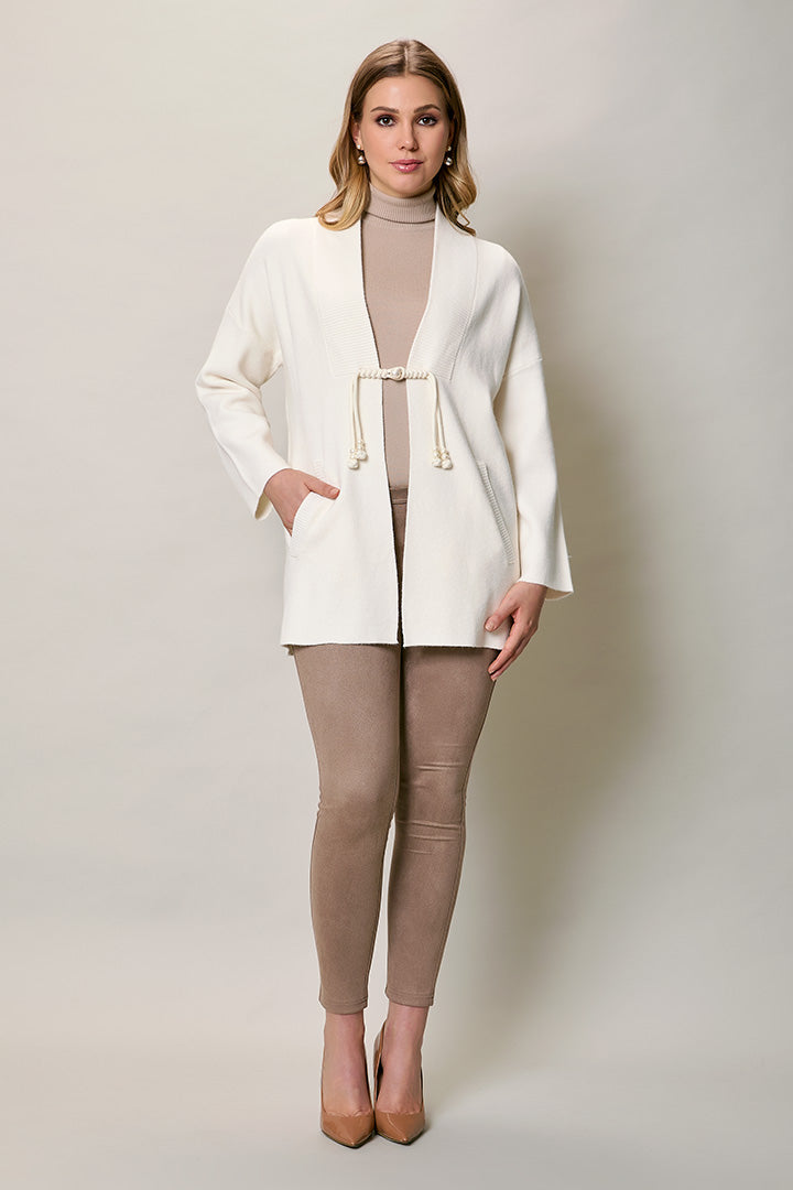 Suéter largo casual color blanco con botón y bolsillos