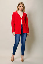 Cargar imagen en el visor de la galería, Suéter largo casual color rojo con bolsillos y gorro
