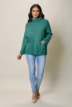 Cargar imagen en el visor de la galería, Suéter casual color verde cuello alto con bolsillos