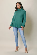 Cargar imagen en el visor de la galería, Suéter casual color verde cuello alto con bolsillos
