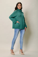 Cargar imagen en el visor de la galería, Suéter casual color verde cuello alto con bolsillos