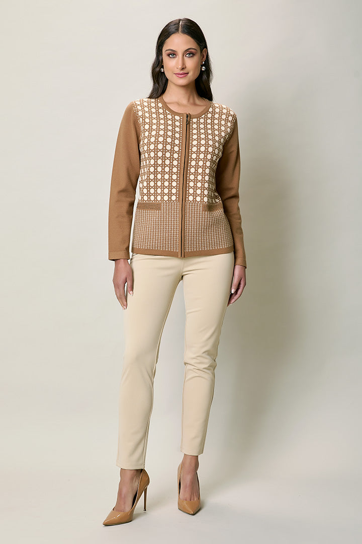 Suéter clásico color café con estampado