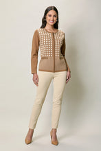 Cargar imagen en el visor de la galería, Suéter clásico color café con estampado