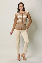 Cargar imagen en el visor de la galería, Suéter clásico color café con estampado