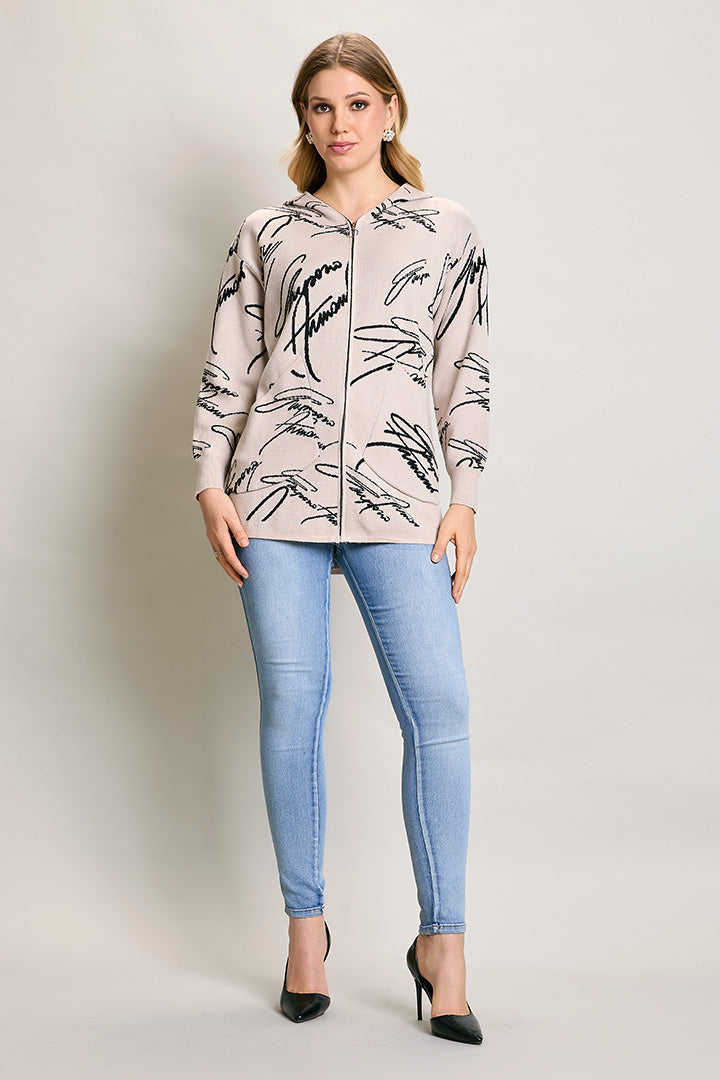 Suéter casual color beige con gorro y estampado