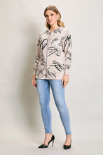 Cargar imagen en el visor de la galería, Suéter casual color beige con gorro y estampado