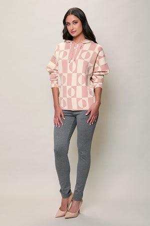 Suéter casual color rosa con estampado y cierre