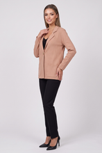 Cargar imagen en el visor de la galería, Suéter color rosa palo con botón y bolsillos
