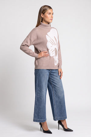 Suéter beige con estampado floral y cuello de tortuga