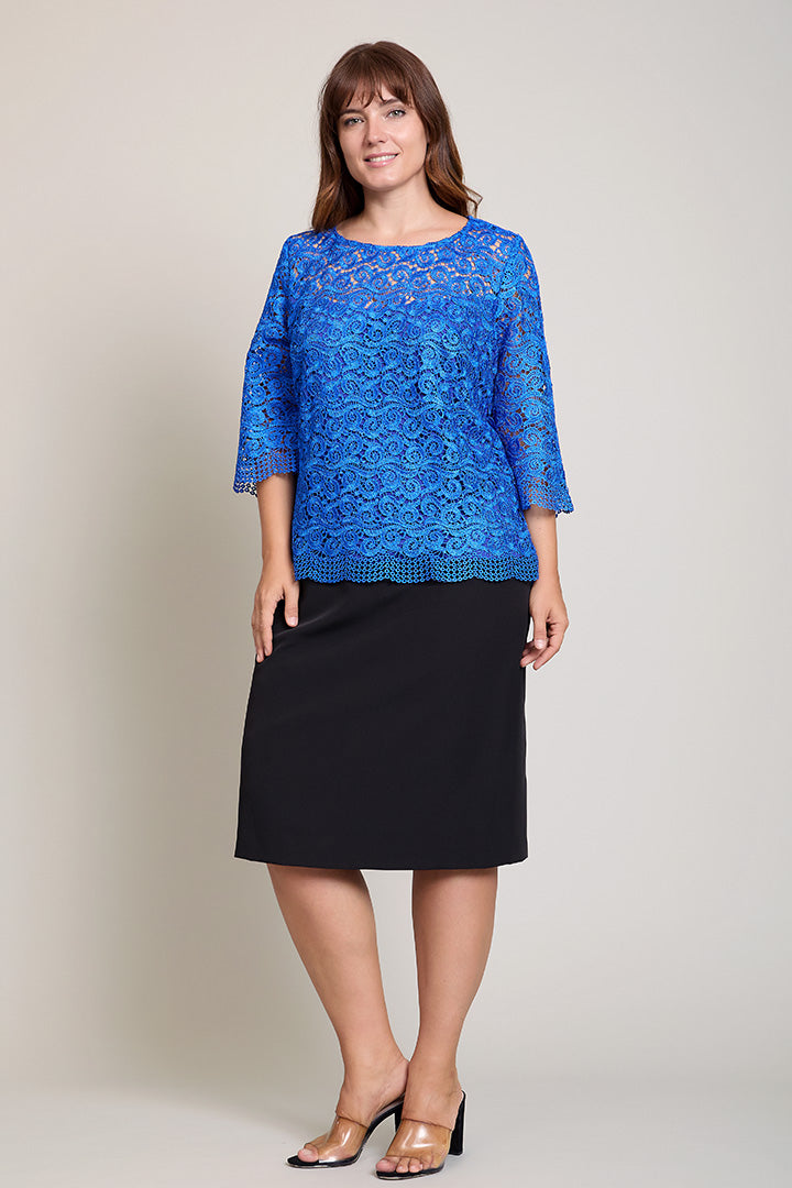 Conjunto plus de blusa de encaje azul con falda recta