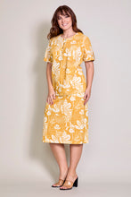 Cargar imagen en el visor de la galería, Conjuto plus color amarillo con blusa y falda recta