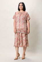 Cargar imagen en el visor de la galería, Conjunto plus estampado color rosa con falda