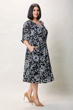 Cargar imagen en el visor de la galería, Vestido plus color negro con estampado manga 3/4