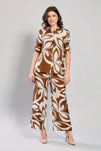 Cargar imagen en el visor de la galería, Conjunto casual café de blusa con pantalón estampado