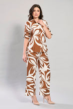 Cargar imagen en el visor de la galería, Conjunto casual café de blusa con pantalón estampado