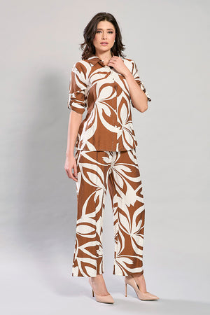 Conjunto casual café de blusa con pantalón estampado