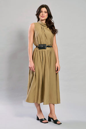 Conjunto café con blusa cuello alto y falda con cinturón