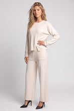 Cargar imagen en el visor de la galería, Conjunto tela de punto color perla de suéter y pantalón