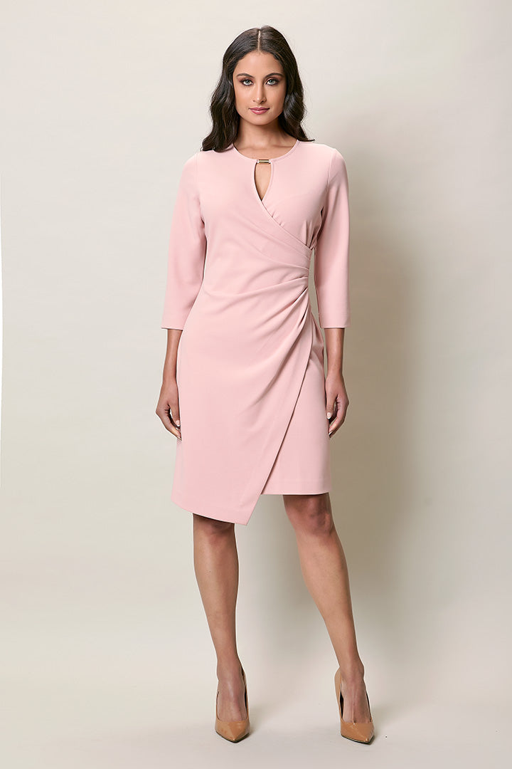 Vestido corte irregular color rosa manga 3/4 con drapeado