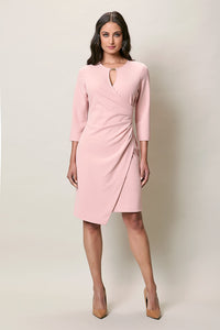 Vestido corte irregular color rosa manga 3/4 con drapeado