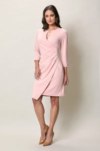 Vestido corte irregular color rosa manga 3/4 con drapeado