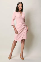 Cargar imagen en el visor de la galería, Vestido corte irregular color rosa manga 3/4 con drapeado