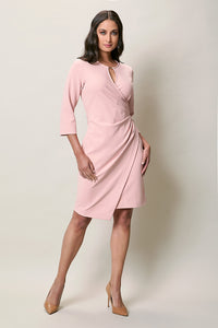 Vestido corte irregular color rosa manga 3/4 con drapeado