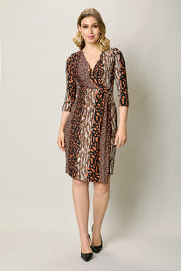 Vestido casual drapeado color naranja con estampado