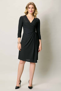 Vestido elegante color negro cuello V y drapeado lateral