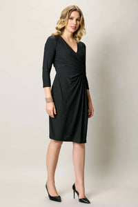 Vestido elegante color negro cuello V y drapeado lateral