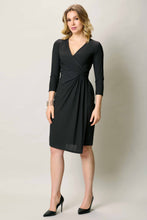 Cargar imagen en el visor de la galería, Vestido elegante color negro cuello V y drapeado lateral